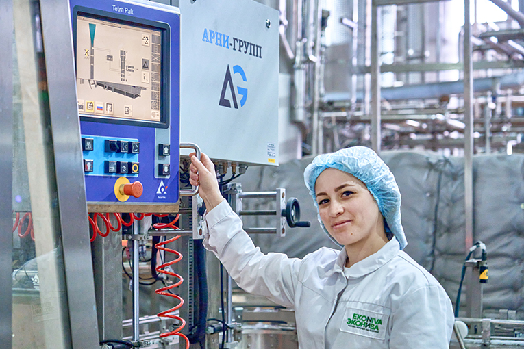 Неслабый пол: Ксения Шевченко успешно освоила профессию оператора на молочном заводе «ЭкоНивы»