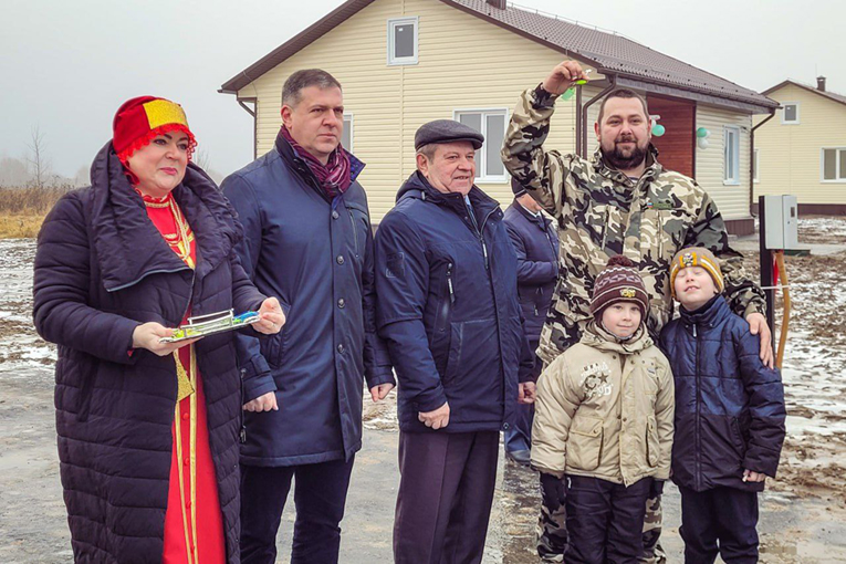 Двенадцать семей сотрудников калужского подразделения «ЭкоНивы» получили ключи от новых домов