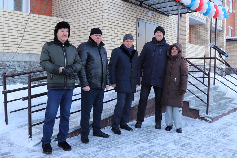 Десять семей сотрудников сибирского подразделения «ЭкоНивы» получили ключи от новых квартир