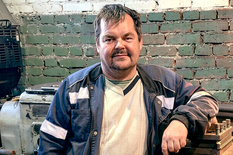 Токарь Александр Кулеев совмещает работу с заботой о большой семье