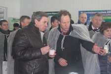 Opening of the rotary milking parlour