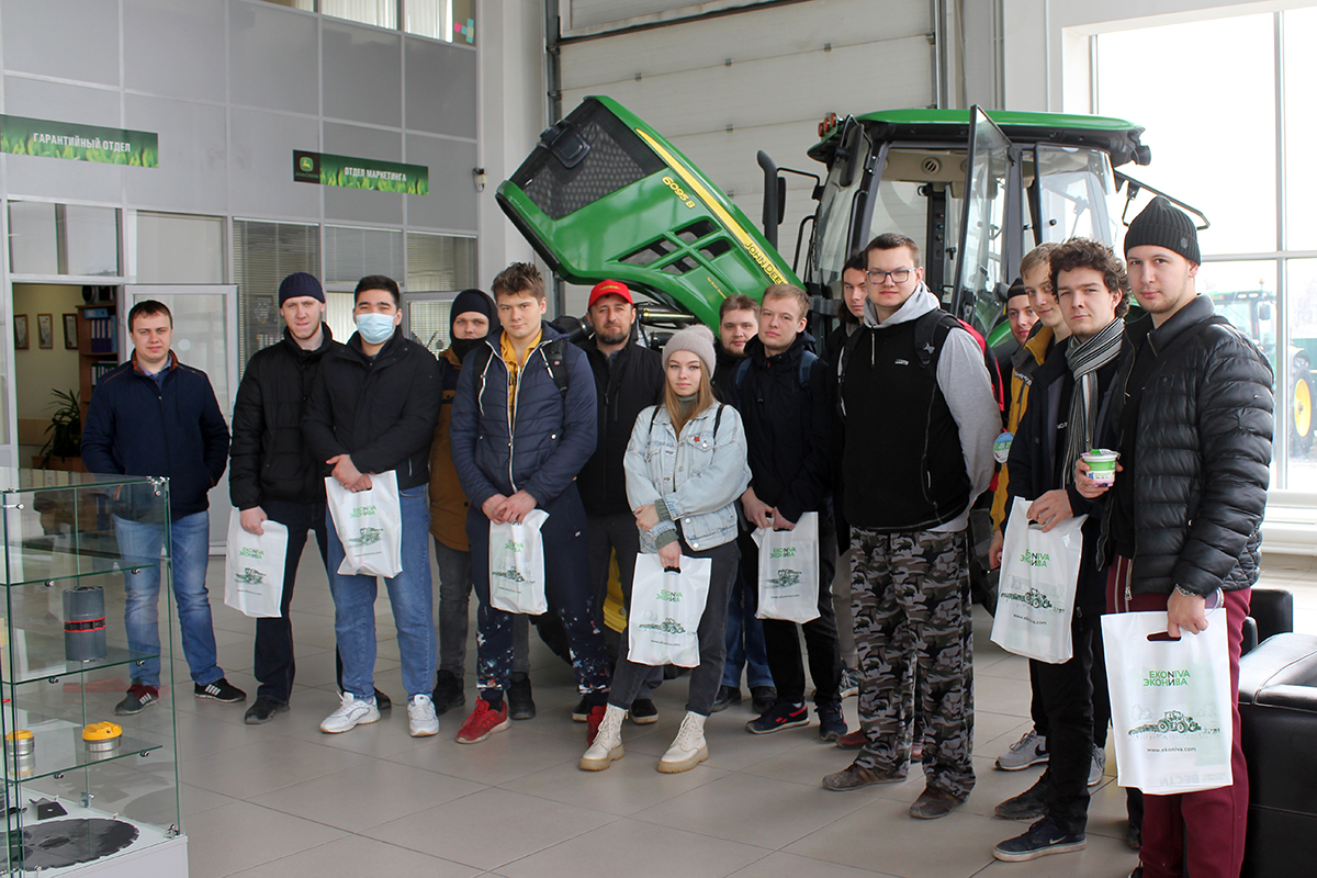 Студенты из аграрных вузов посетили сервисный центр «ЭкоНивыСибирь»